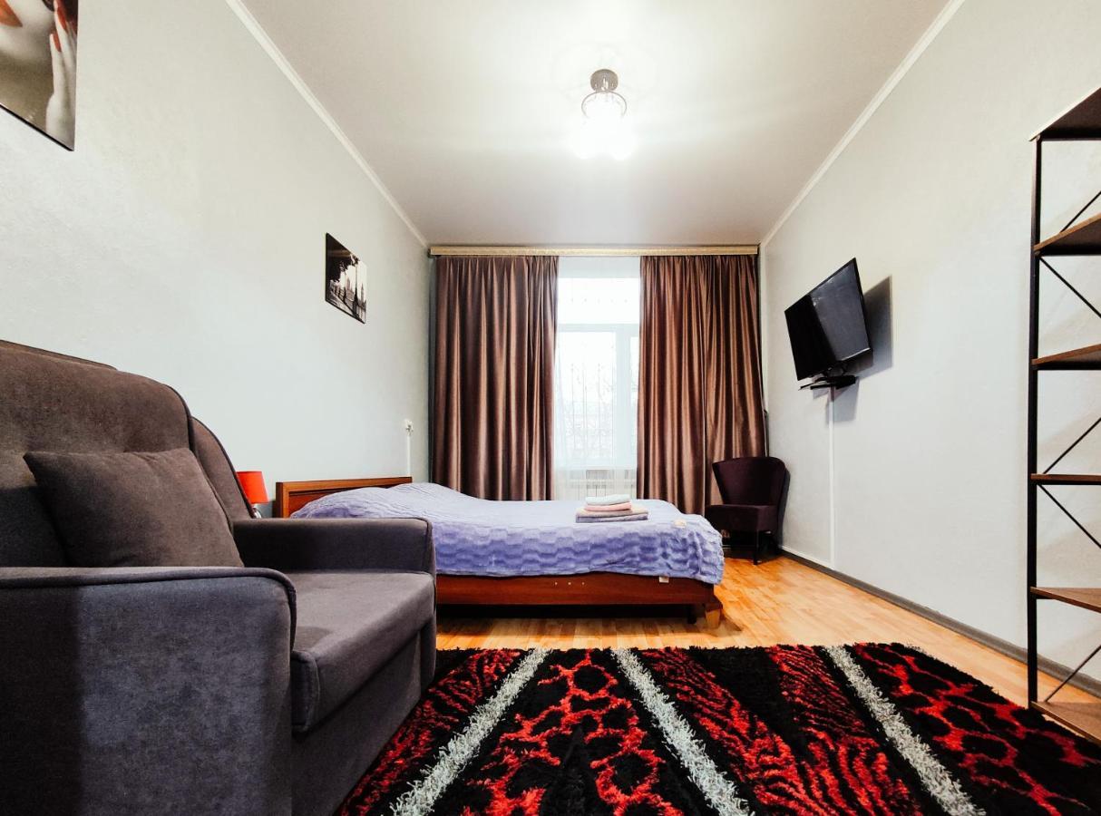 Nadezhda Apartments On Abylay Khan Ave 121 Almaty Bagian luar foto