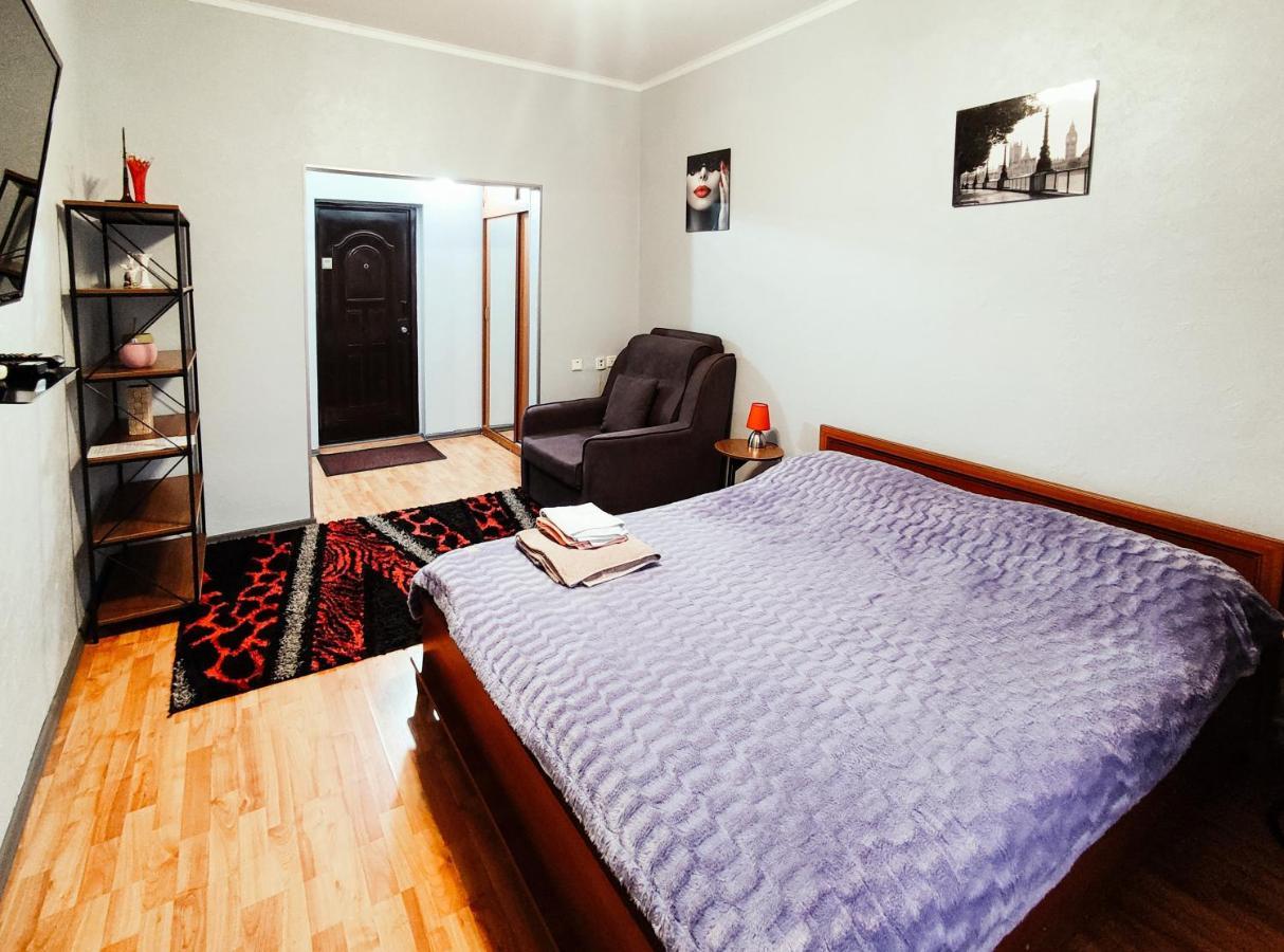 Nadezhda Apartments On Abylay Khan Ave 121 Almaty Bagian luar foto