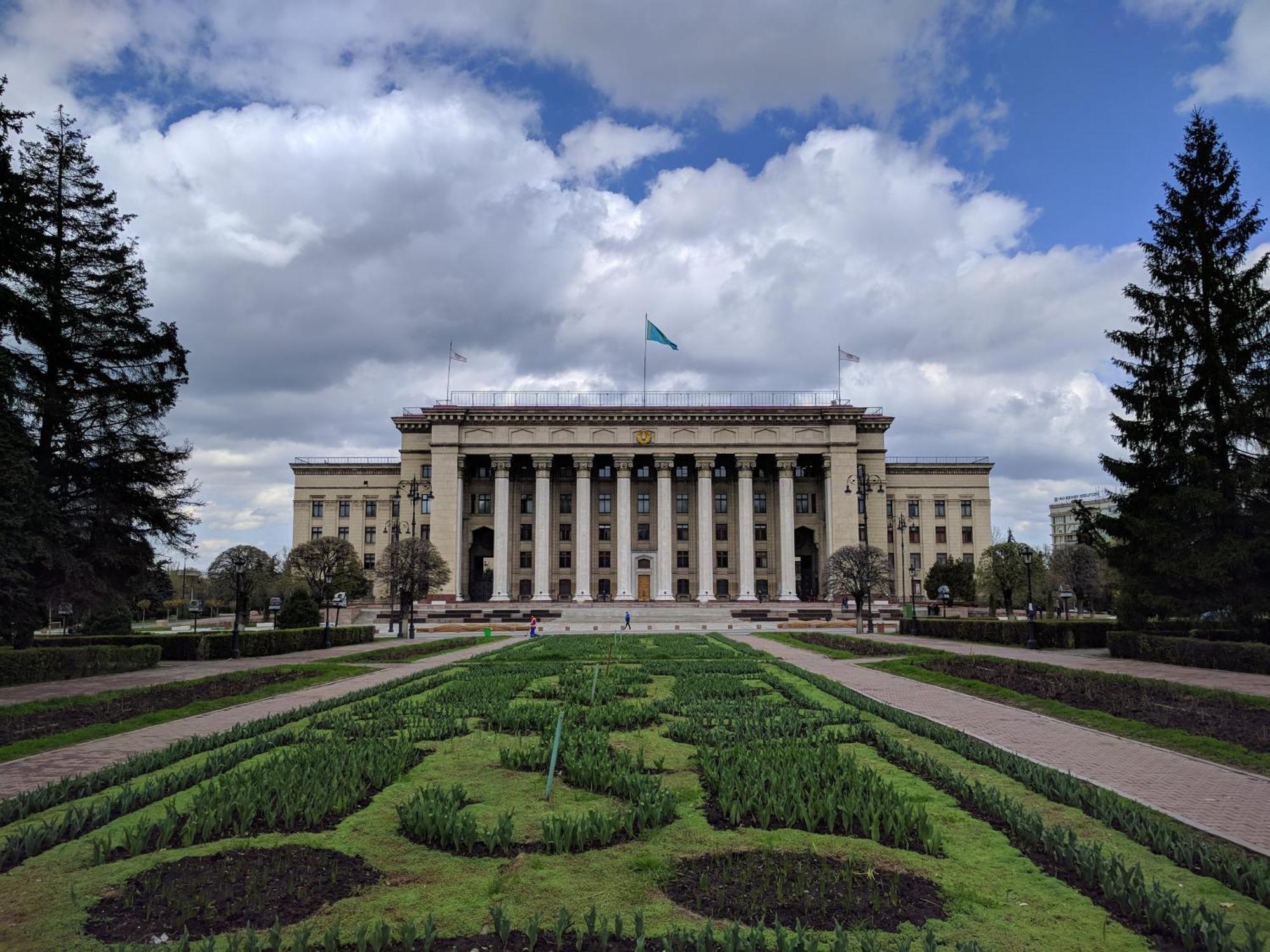 Nadezhda Apartments On Abylay Khan Ave 121 Almaty Bagian luar foto