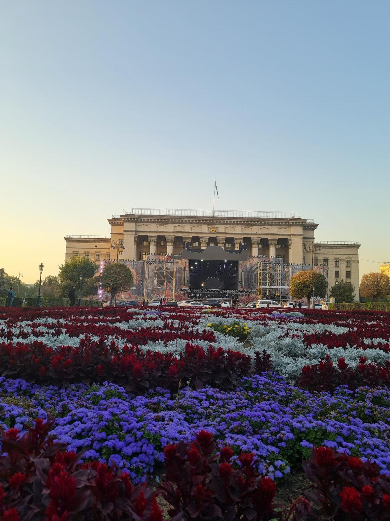 Nadezhda Apartments On Abylay Khan Ave 121 Almaty Bagian luar foto