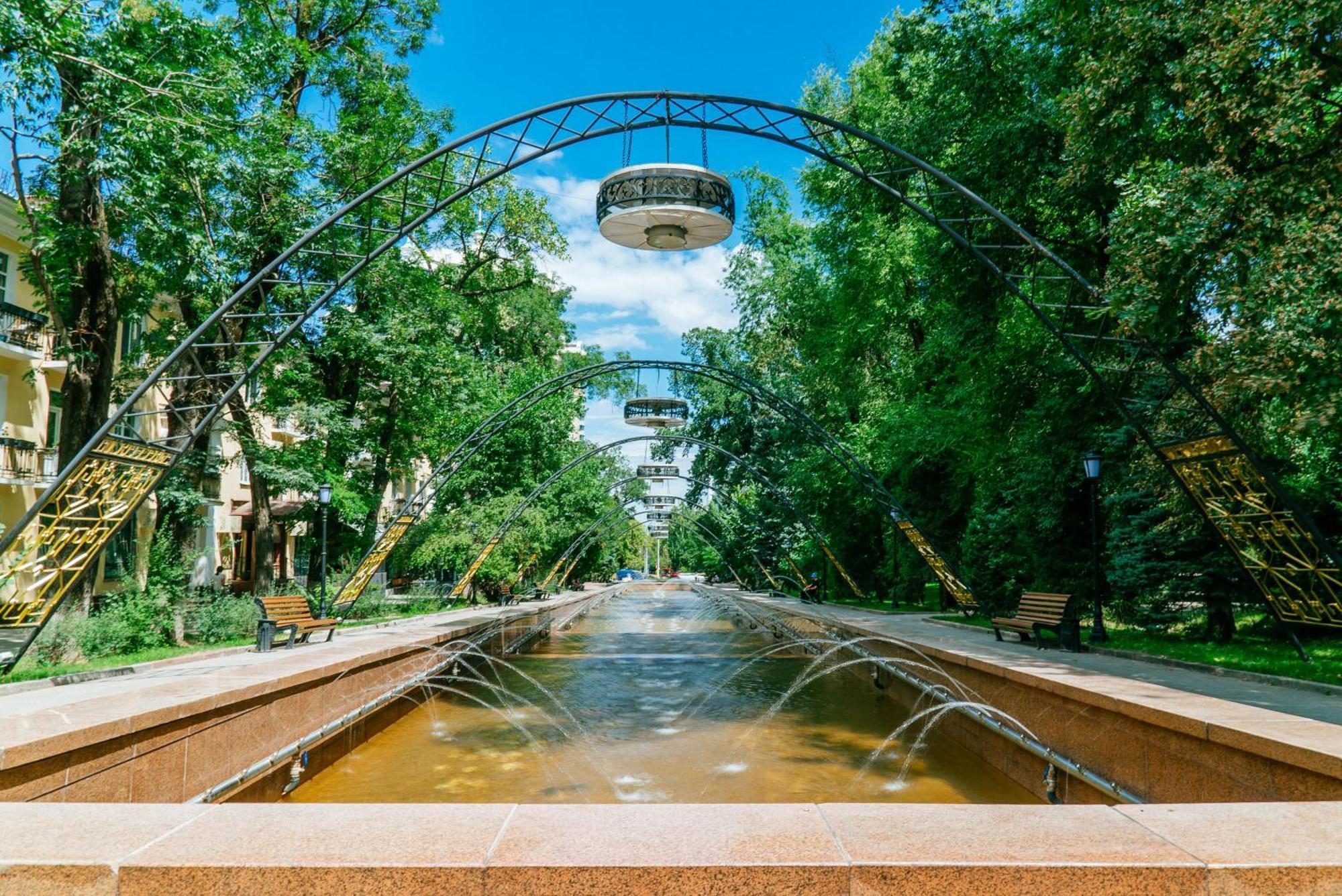 Nadezhda Apartments On Abylay Khan Ave 121 Almaty Bagian luar foto