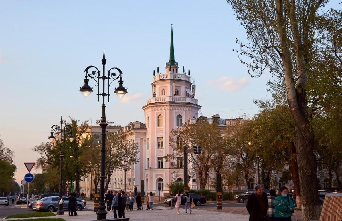 Nadezhda Apartments On Abylay Khan Ave 121 Almaty Bagian luar foto