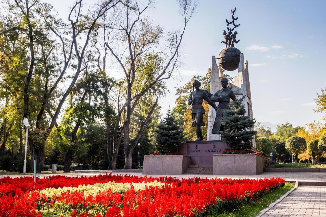 Nadezhda Apartments On Abylay Khan Ave 121 Almaty Bagian luar foto